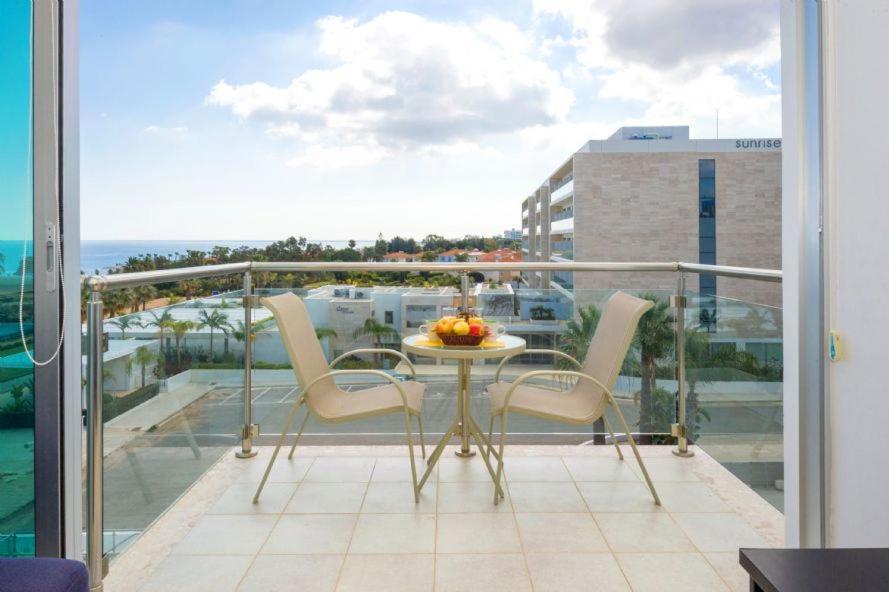 Laila - Coralli Beachfront Apartment Protaras Exteriör bild
